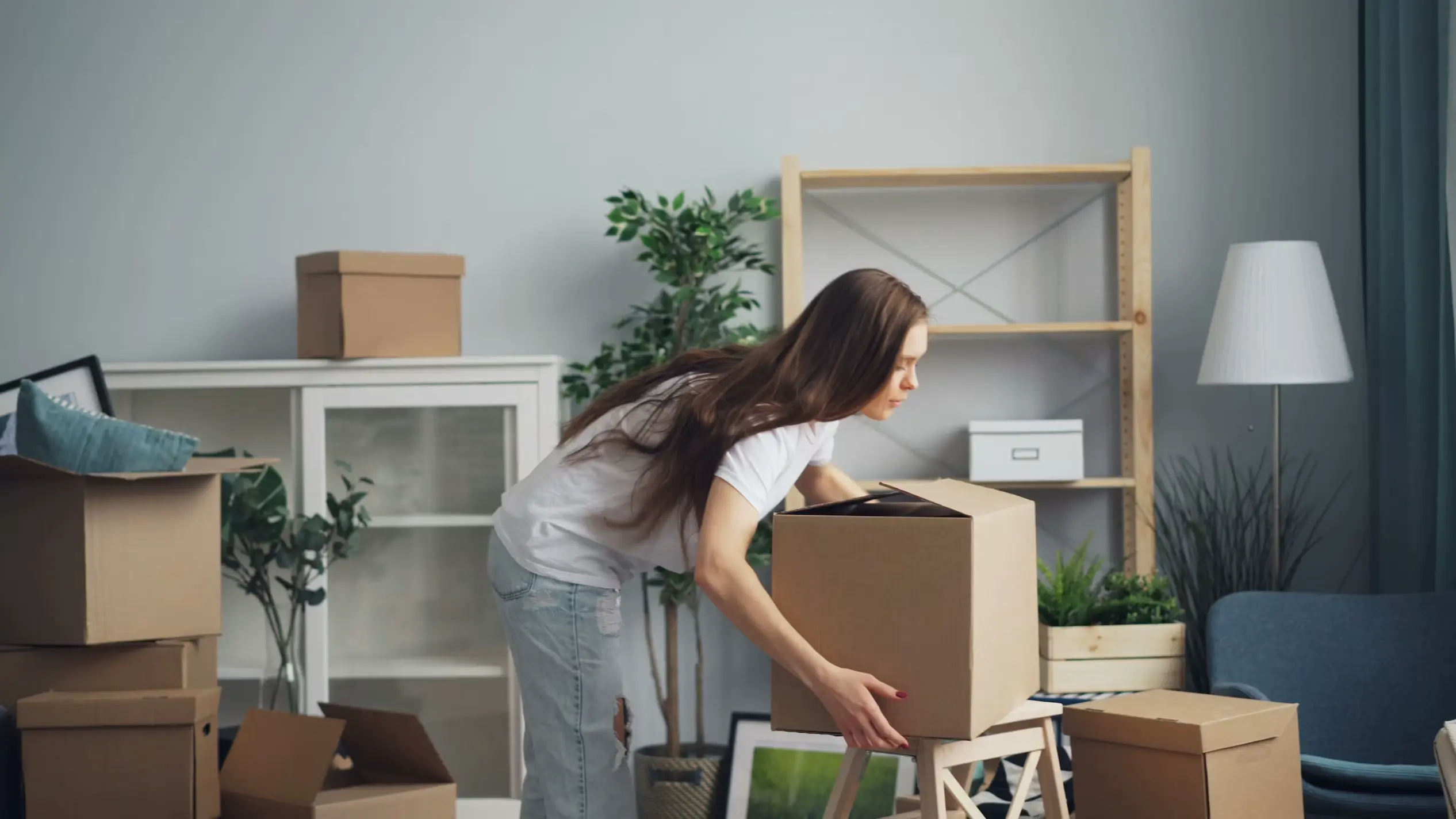 Persona organizando cajas de mudanza
