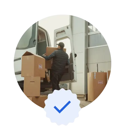 Transportista verificado con paquetes
